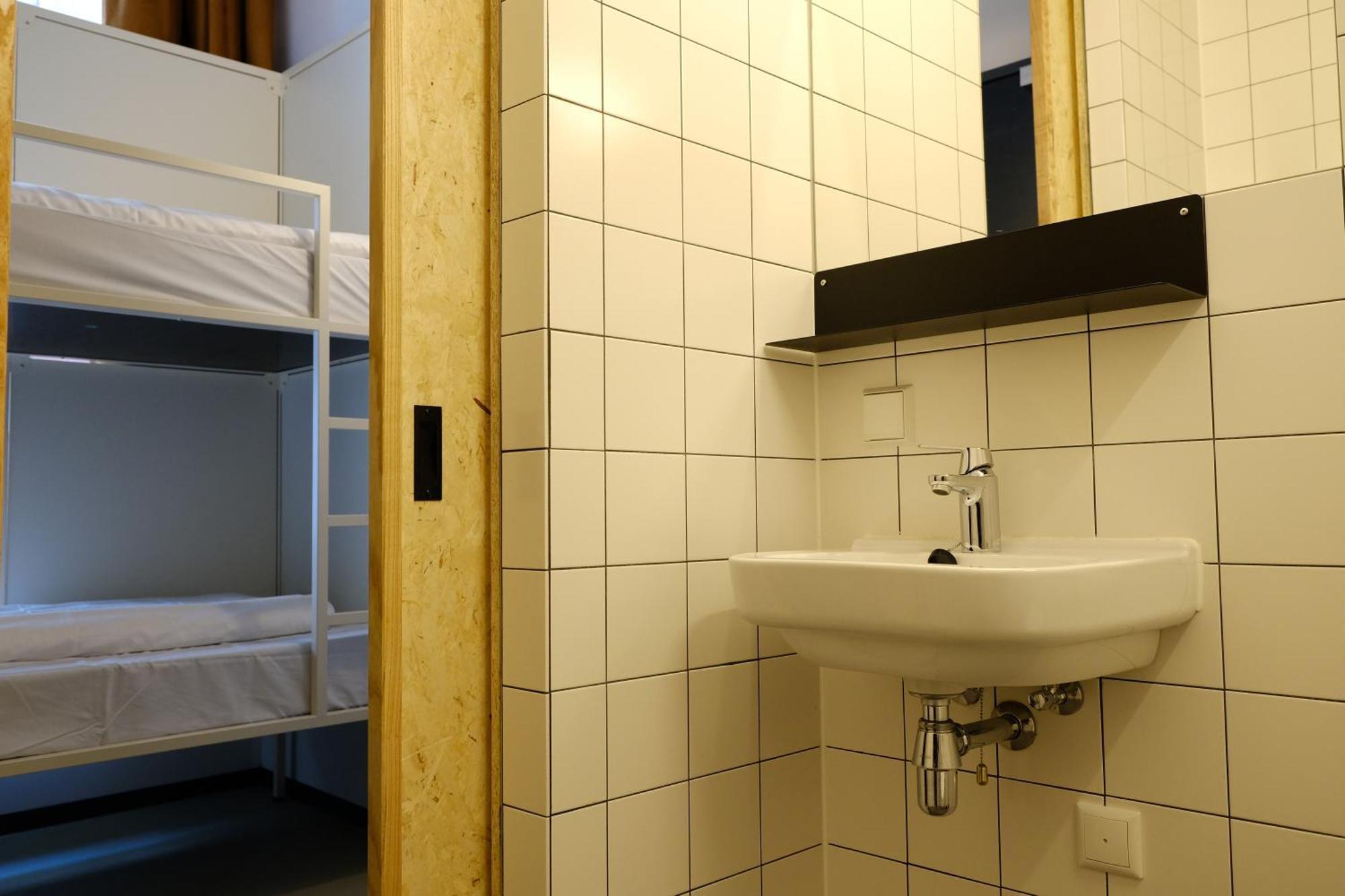 & Bar De Basis Hostel *