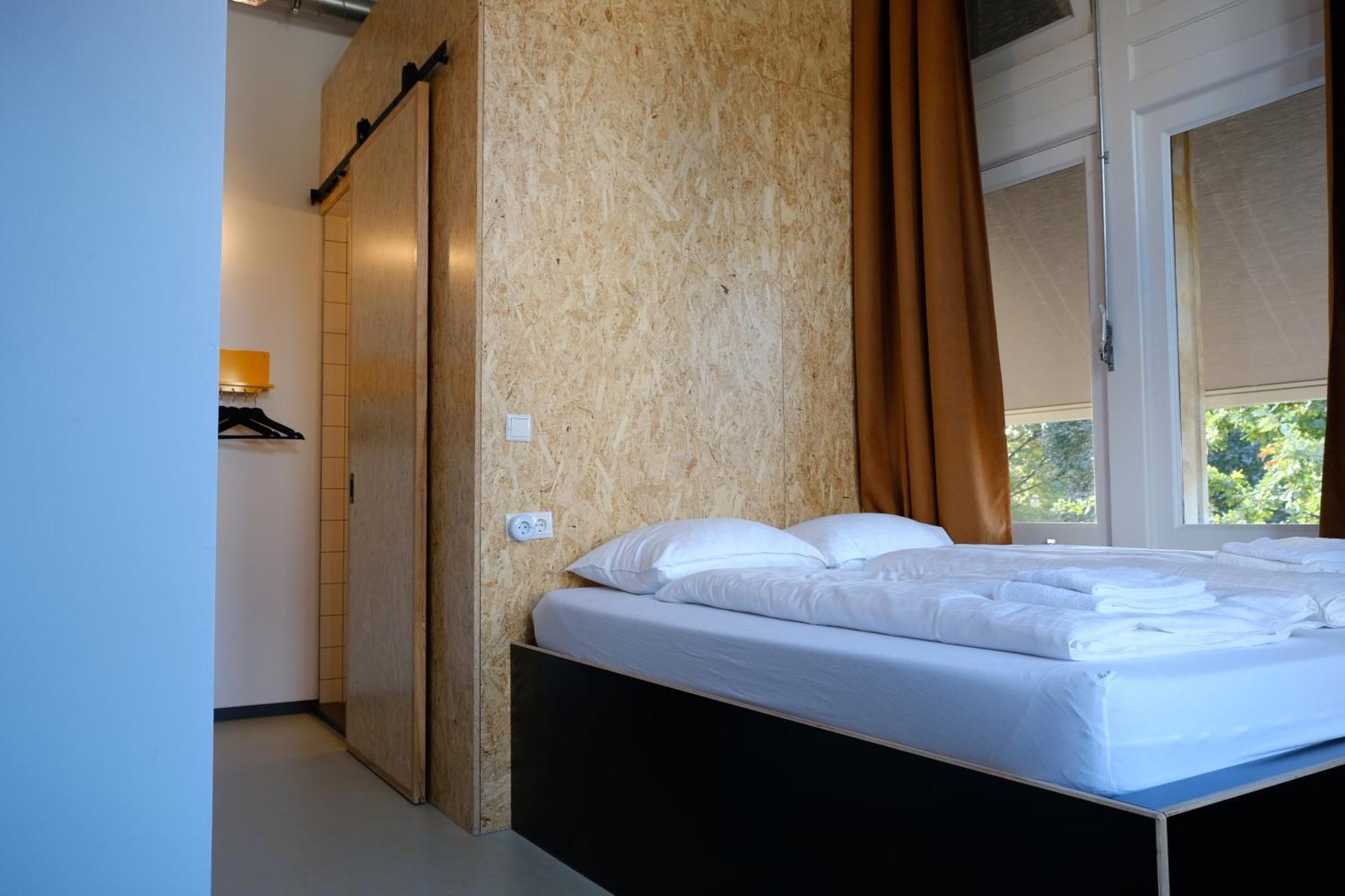 & Bar De Basis Hostel